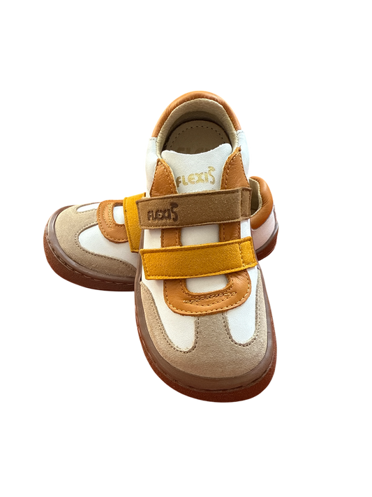 Zapatos respetuosos blancos con detalles en serraje y color ocre – Flexi Nens – Tallas 25 a 34